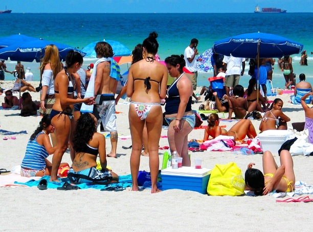 Sexy Latina Bikini Beach Babes - © 2oo9 JiMmY RocKeR PhoToGRaPhY